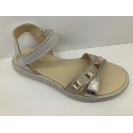 Sandalia tachuelas doradas
