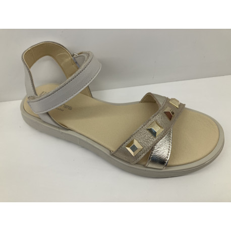 Sandalia tachuelas doradas